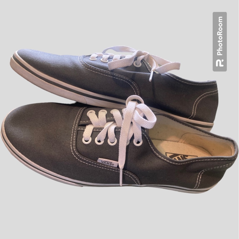 VANS grey lace up low top unisex.